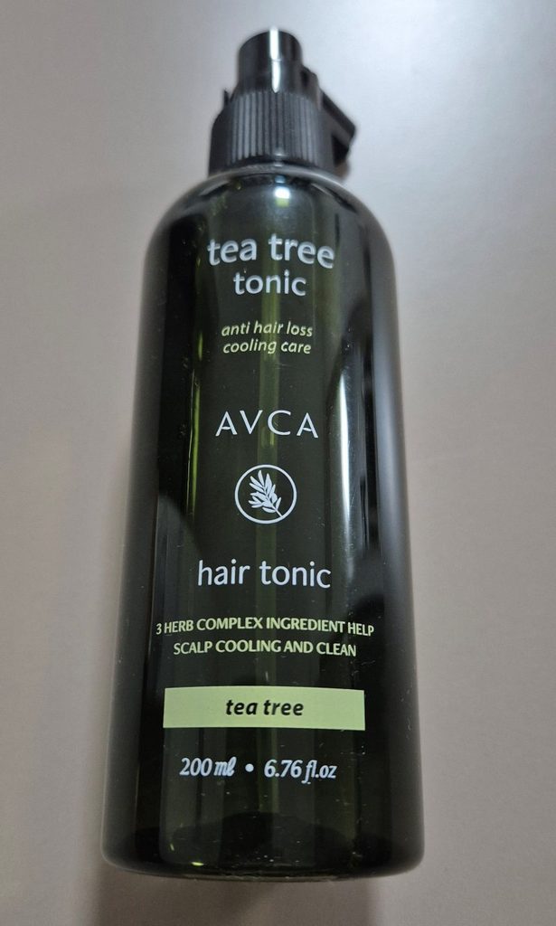 아브카 티트리 헤어토닉 200ml 녹색 용기 정면, tea tree tonic 라벨과 스프레이 노즐이 보이는 모습