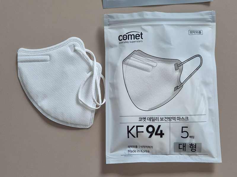 코멧 KF94 대형 화이트 마스크와 5매입 지퍼백
