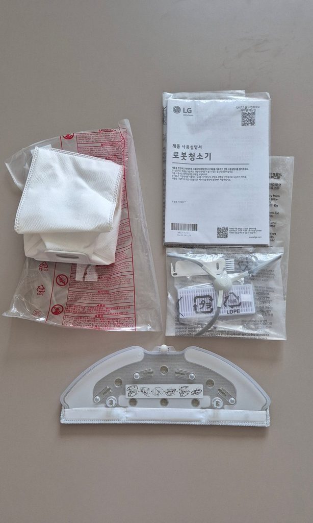 LG 코드제로 R5 구성품(먼지봉투, 사용설명서, 사이드 브러시, 필터, 물걸레 패드)