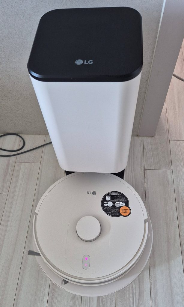 올인원타워에 도킹된 LG 코드제로 R5 로봇청소기를 위에서 본 모습