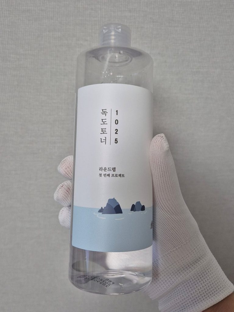 라운드랩 독도 토너 500ml 정면 라벨을 손으로 들고 찍은 사진